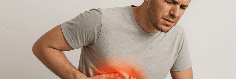 Homem jovem com expressão de dor segurando o lado direito do abdômen, indicando sintomas de hepatite no fígado