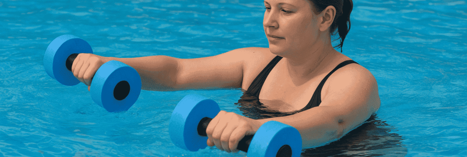 Uma colagem de fotos mostrando diferentes esportes de baixo impacto: uma pessoa nadando em uma piscina, outra caminhando em uma trilha, uma pessoa andando de bicicleta e outra fazendo uma pose de ioga em um ambiente natural. A imagem sugere uma variedade de opções seguras para se exercitar.